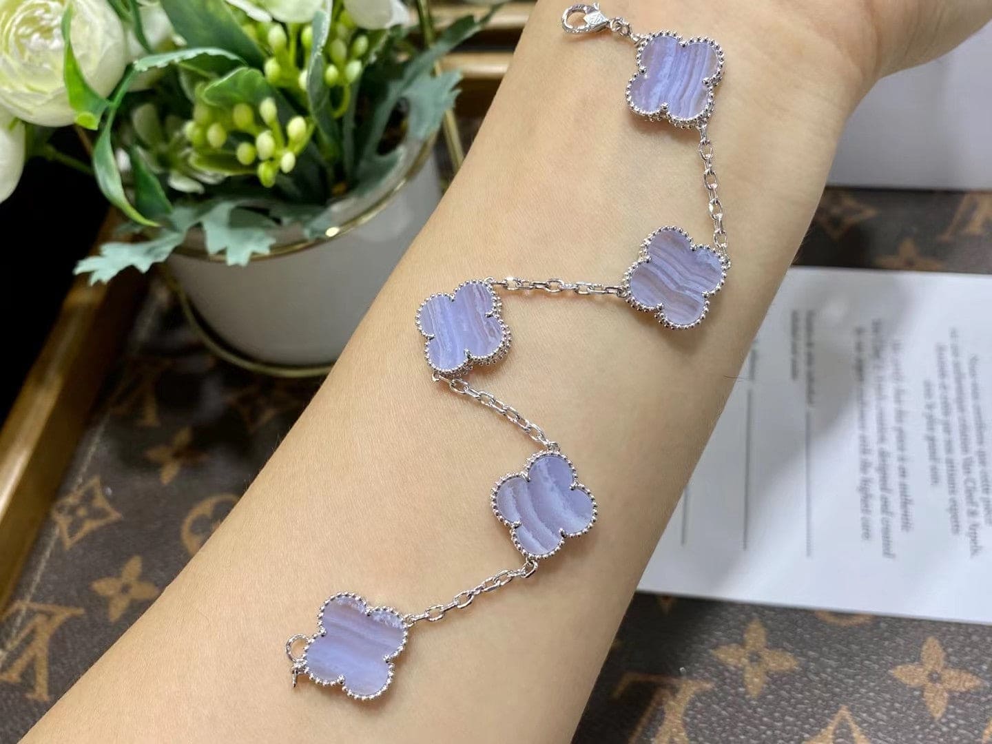 18K Vintage Clover Chalcedony 10 Motifs Necklace