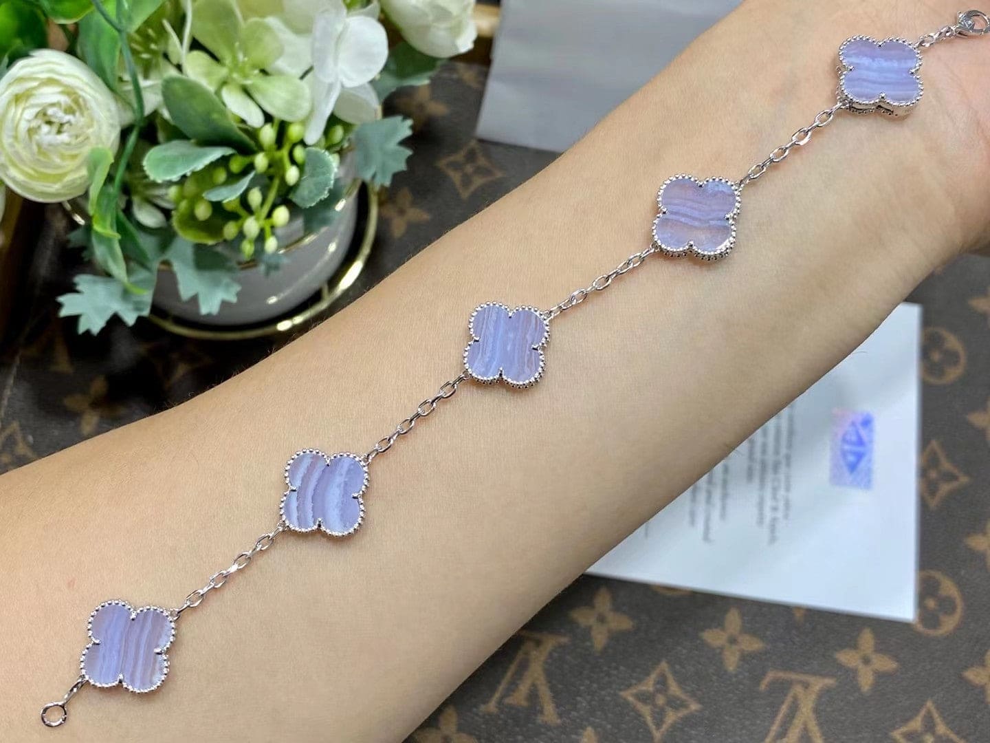 18K Vintage Clover Chalcedony 10 Motifs Necklace