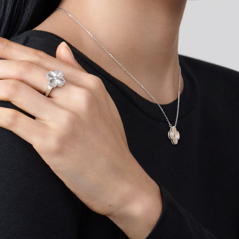 18K Vintage Clover Holiday Pendant Necklace