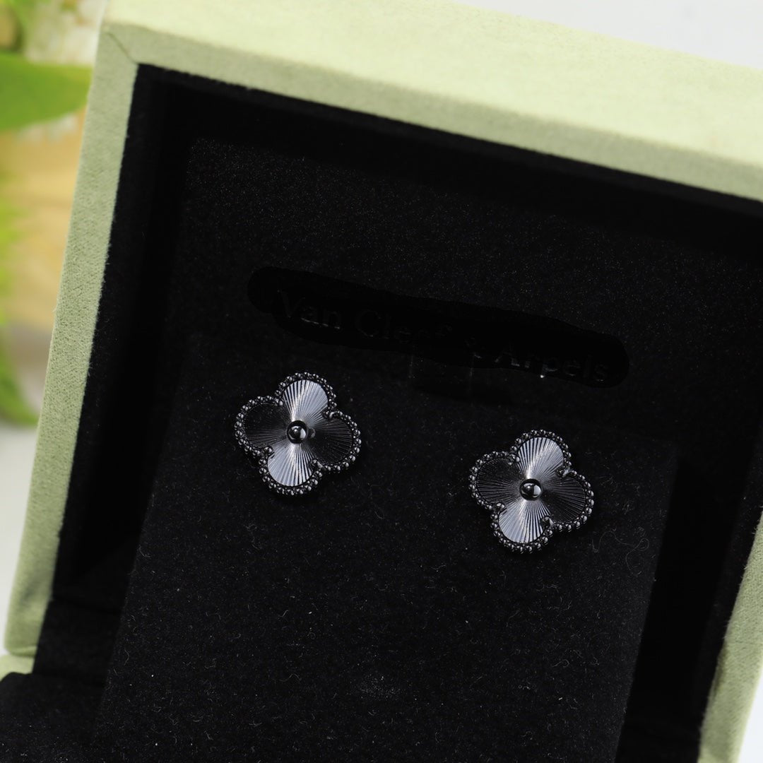 18K Vintage Clover Black Earrings