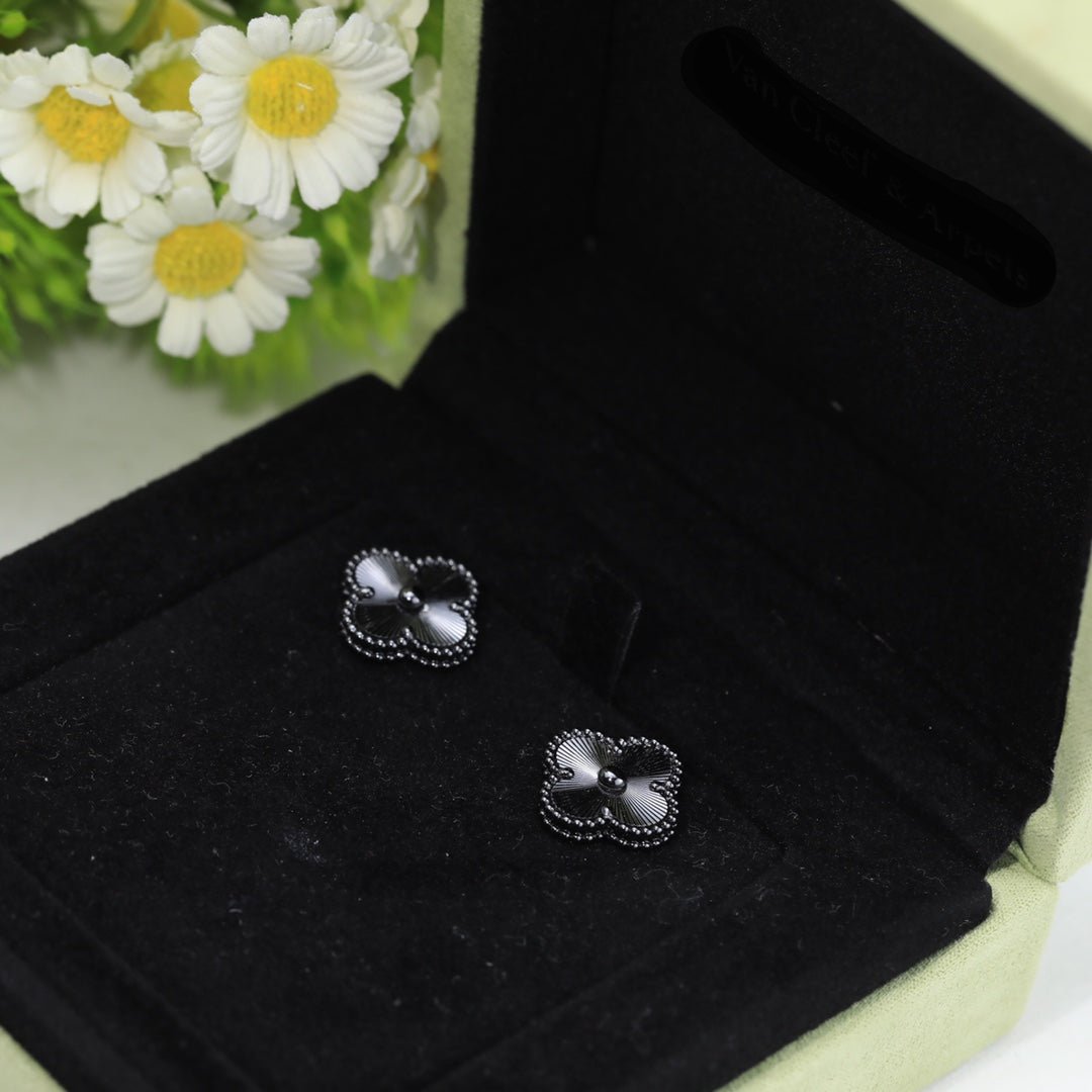 18K Vintage Clover Black Earrings