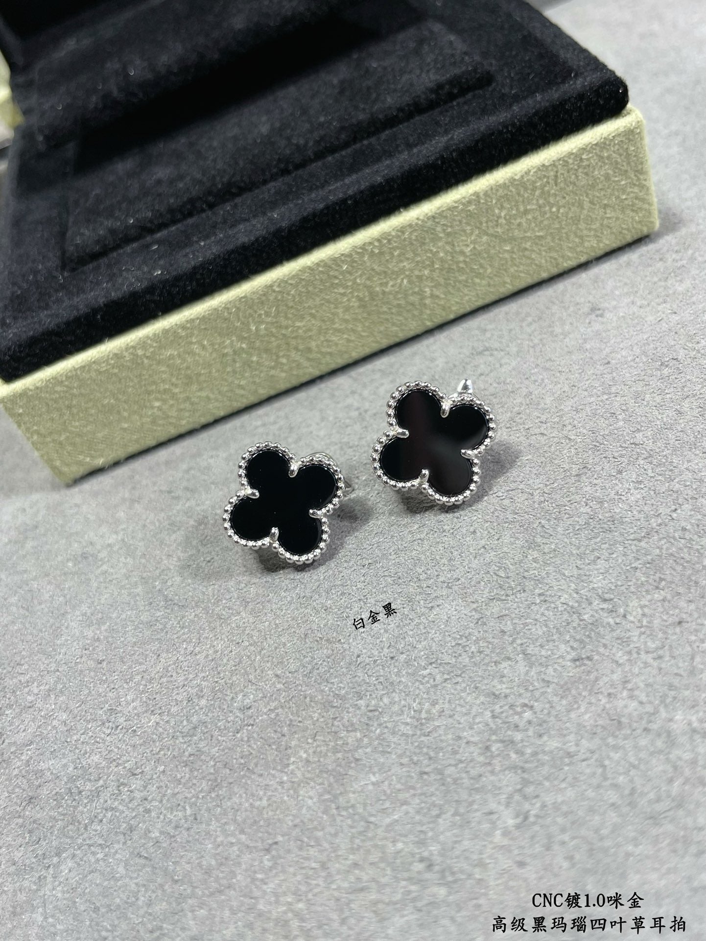 18K Vintage Clover Black Earrings