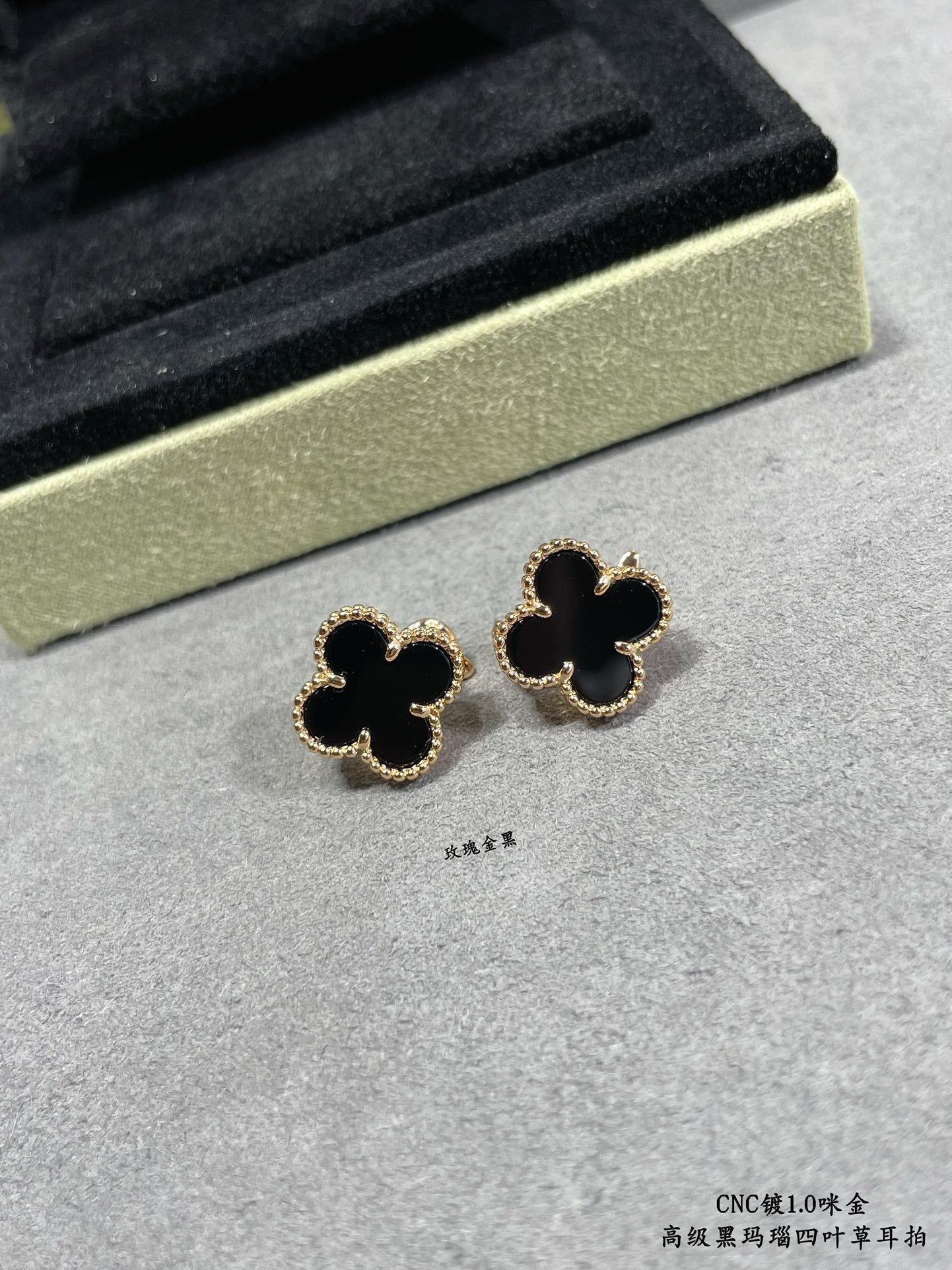18K Vintage Clover Black Earrings