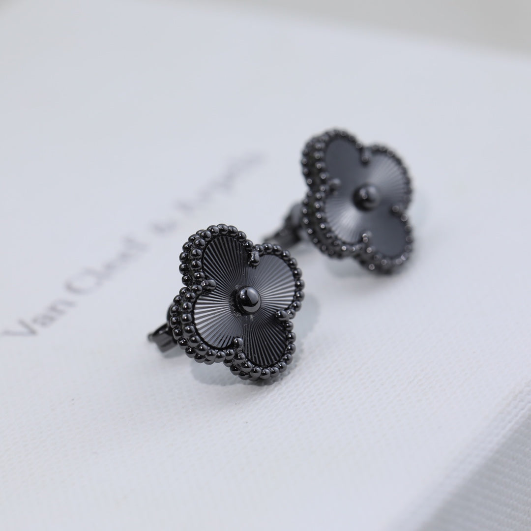 18K Vintage Clover Black Earrings