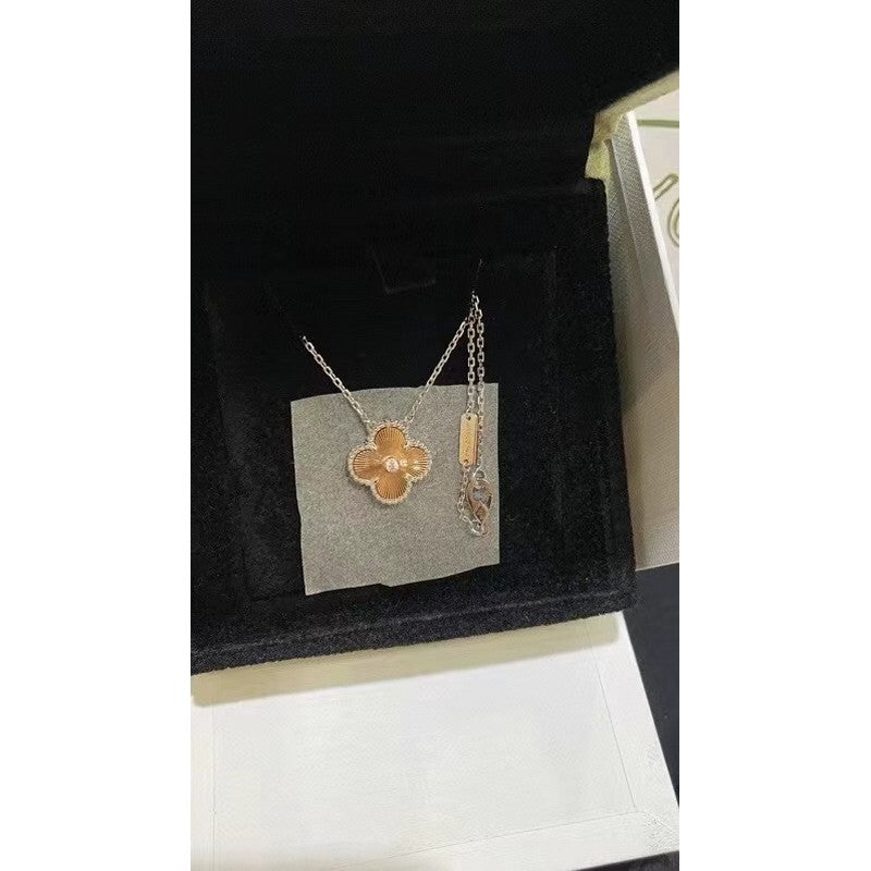 18K Vintage Clover Holiday Pendant Necklace