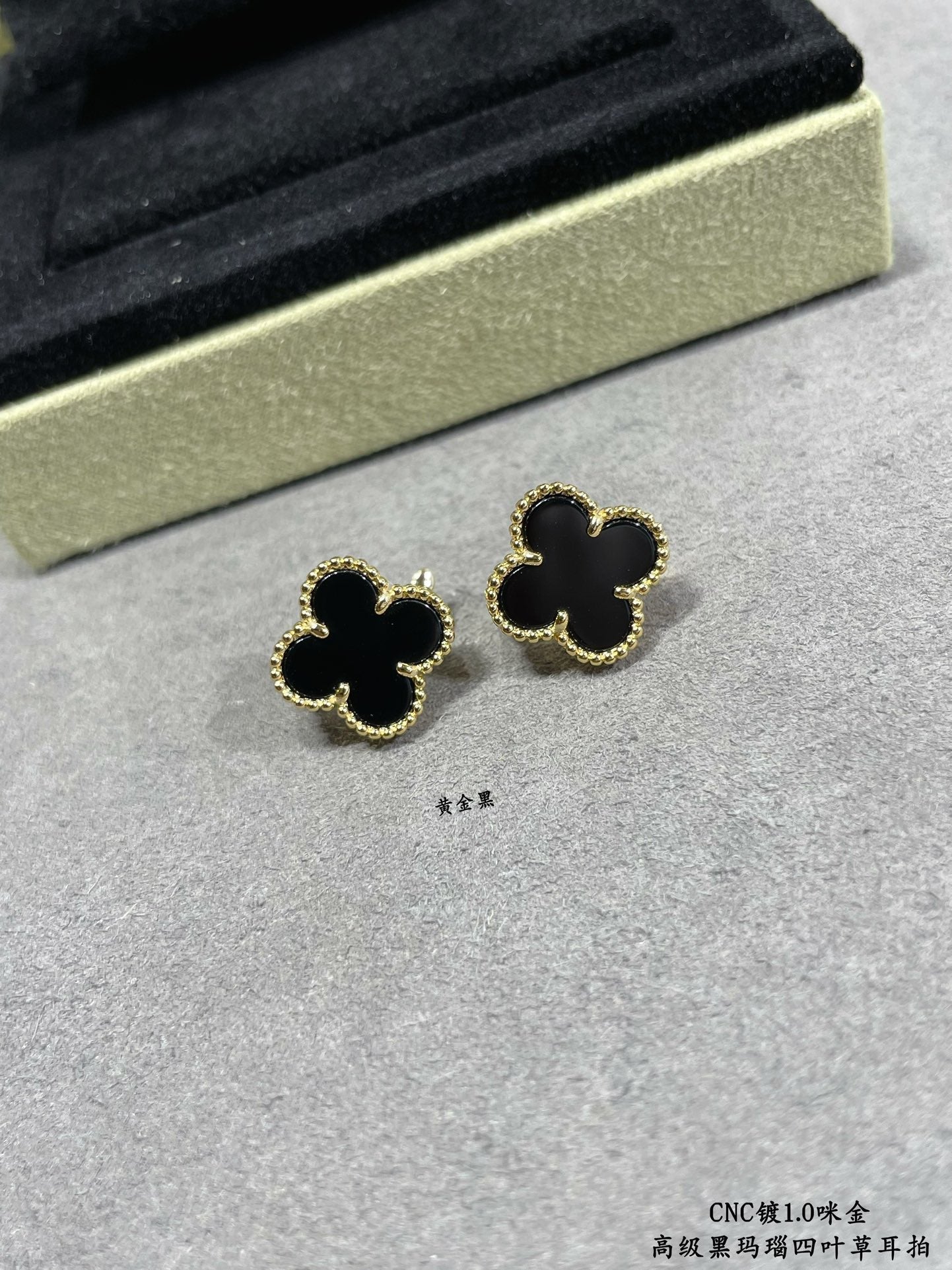 18K Vintage Clover Black Earrings