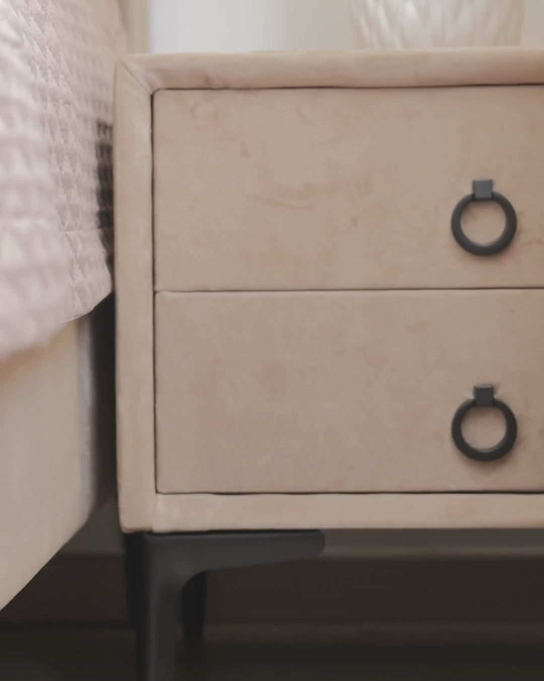 SEZANNE セザンヌ ナイトテーブル 2引き出し ベルベット張り トープ メタル脚