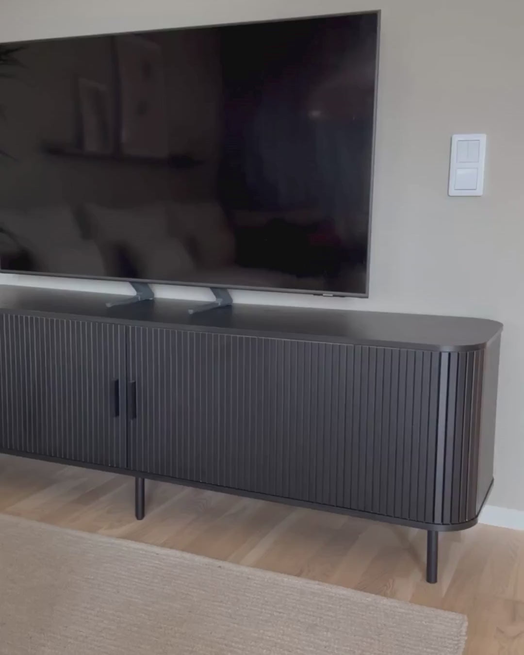 BRADLEY テレビボード ブラック 幅180cm｜レトロ調 引き戸TV台 配線穴付き 収納付き（～54インチ対応）