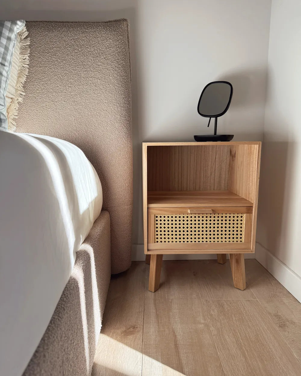 ラスティック ナイトテーブル ラタン前面 棚付き