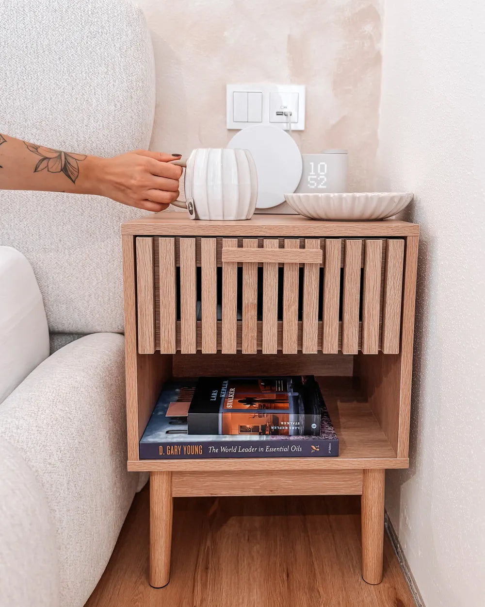 LYNWOOD リンウッド ナイトテーブル 1引き出し リブ加工 引き出し オープン棚付き MDF・無垢材脚 ライトブラウン