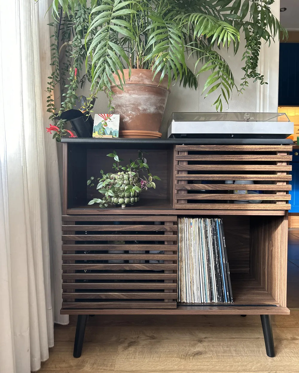 PERTH サイドボード ダークブラウン 引き戸収納 ルーバー調前板 木目調キャビネット 80×40×80cm