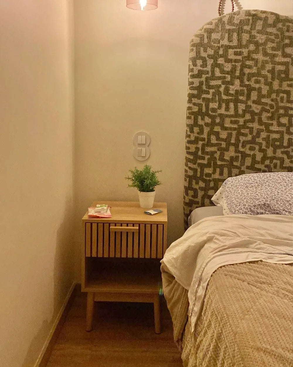 LYNWOOD リンウッド ナイトテーブル 1引き出し リブ加工 引き出し オープン棚付き MDF・無垢材脚 ライトブラウン