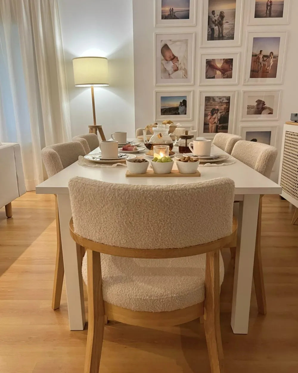 DALBO ブークレ張り 肘付きダイニングチェア 2脚セット（ブラウン／ベージュ）